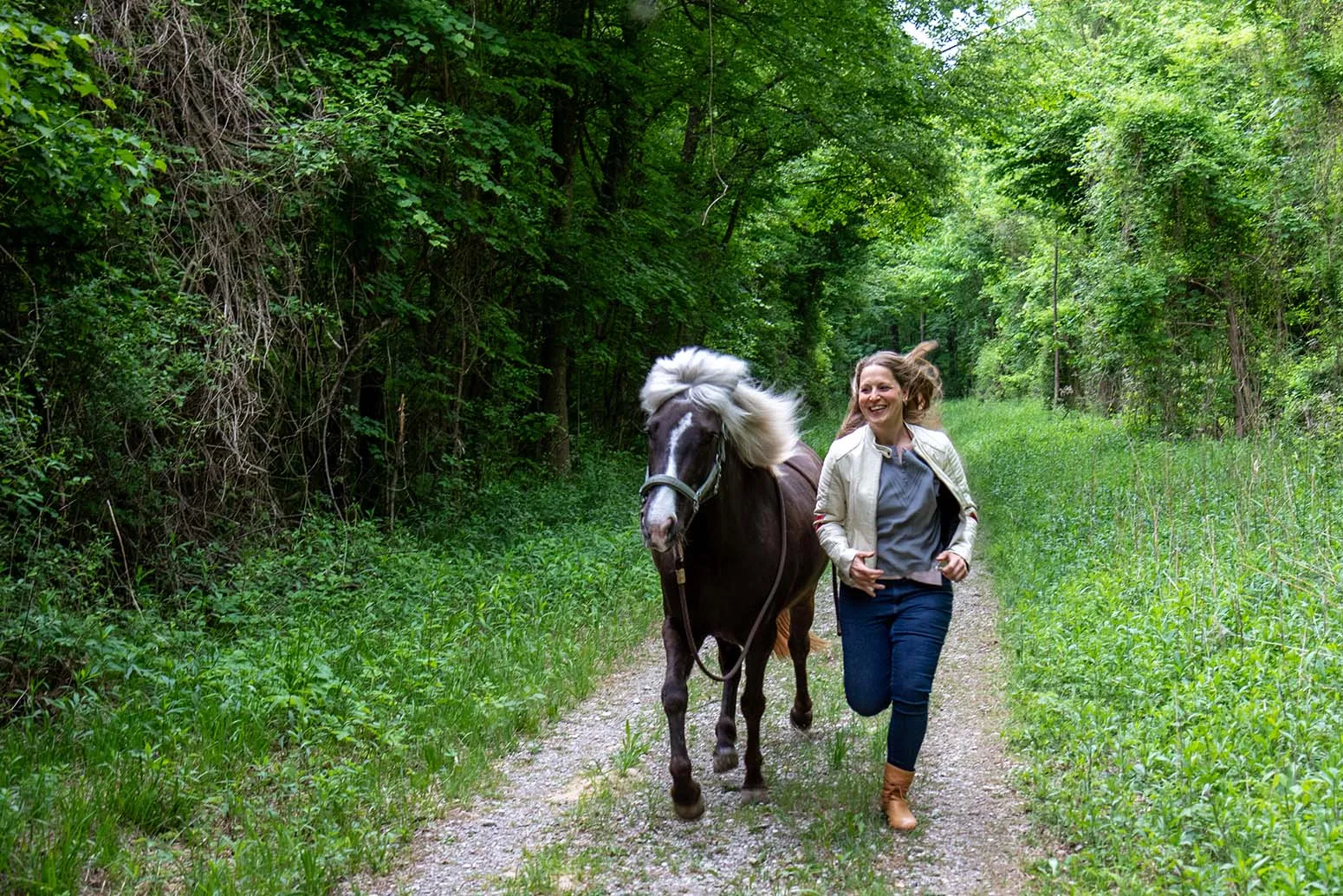Kompetenztraining – Barbara mit Pferd im Wald